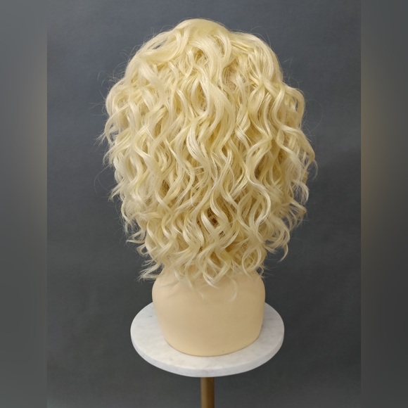 Blonde Lace Front Wavy Lob Heat Resistant Wig - Picture 4 of 7